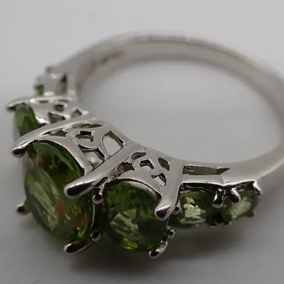 Vintage .925 Silver and Green Peridot 7 Stone Ring. - Picture 5 of 5